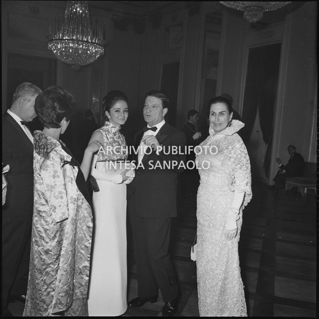 Alcuni spettatori al Teatro alla Scala in occasione della serata inaugurale della stagione lirica 1963-1964 con le opere "Cavalleria Rusticana" e "L'amico Fritz" di Pietro Mascagni, dirette da Gianandrea Gavazzeni e la regia di Franco Enriquez