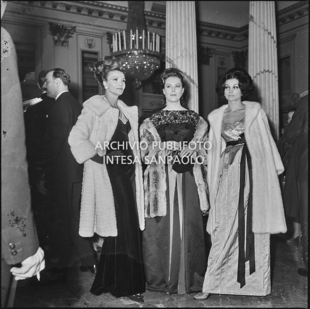 Indossatrici della sartoria Biki nel foyer del Teatro alla Scala in occasione della serata inaugurale della stagione lirica 1964-1965 con l'opera "Turandot" di Giacomo Puccini, diretta da Gianandrea Gavazzeni con la regia di Margherita Wallmann