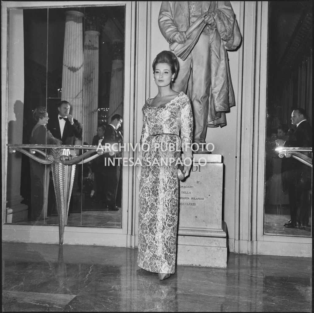 L'attrice Annabella Incontrera nel foyer del Teatro alla Scala in occasione della serata inaugurale della stagione lirica 1964-1965 con l'opera "Turandot" di Giacomo Puccini, diretta da Gianandrea Gavazzeni con la regia di Margherita Wallmann