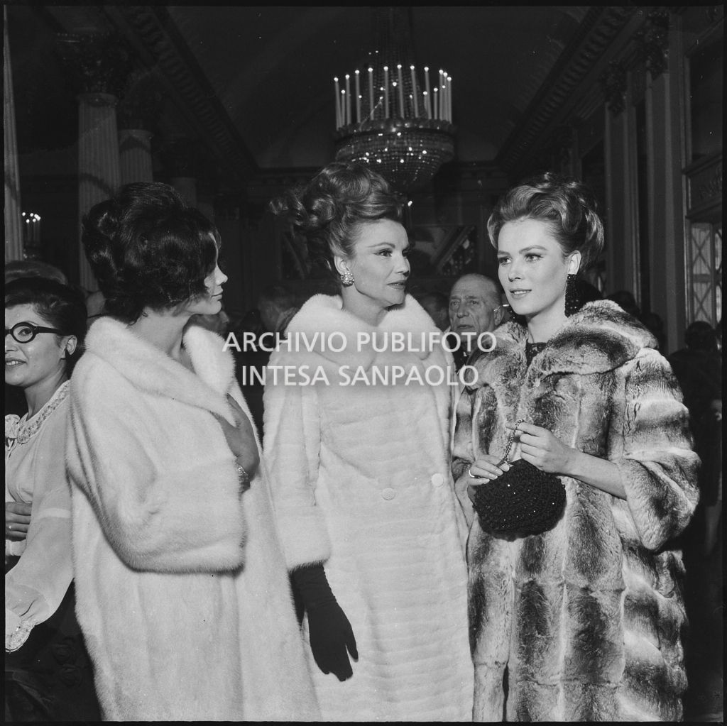 Le indossatrici della sartoria Biki nel foyer del Teatro alla Scala in occasione della serata inaugurale della stagione lirica 1964-1965 con l'opera "Turandot" di Giacomo Puccini, diretta da Gianandrea Gavazzeni con la regia di Margherita Wallmann