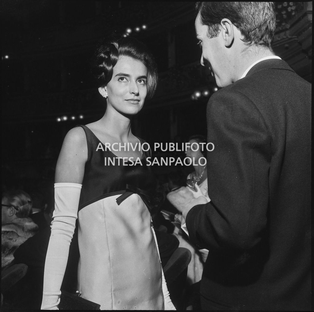 Fiorella Minervino nella platea del Teatro alla Scala in occasione della serata inaugurale della stagione lirica 1964-1965 con l'opera "Turandot" di Giacomo Puccini, diretta da Gianandrea Gavazzeni con la regia di Margherita Wallmann