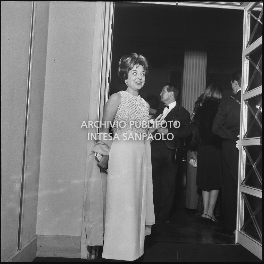 Adriana Moratti, moglie di Yves Lecomte, al Teatro alla Scala in occasione della serata inaugurale della stagione lirica 1964-1965 con l'opera "Turandot" di Giacomo Puccini, diretta da Gianandrea Gavazzeni con la regia di Margherita Wallmann