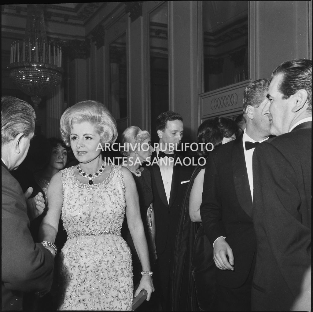 Enrica Invernizzi al Teatro alla Scala in occasione della serata inaugurale della stagione lirica 1964-1965 con l'opera "Turandot" di Giacomo Puccini, diretta da Gianandrea Gavazzeni con la regia di Margherita Wallmann