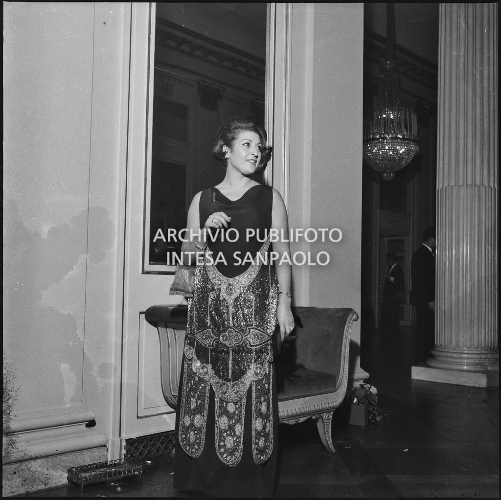 Eva Sabbatini al Teatro alla Scala in occasione della serata inaugurale della stagione lirica 1964-1965 con l'opera "Turandot" di Giacomo Puccini, diretta da Gianandrea Gavazzeni con la regia di Margherita Wallmann