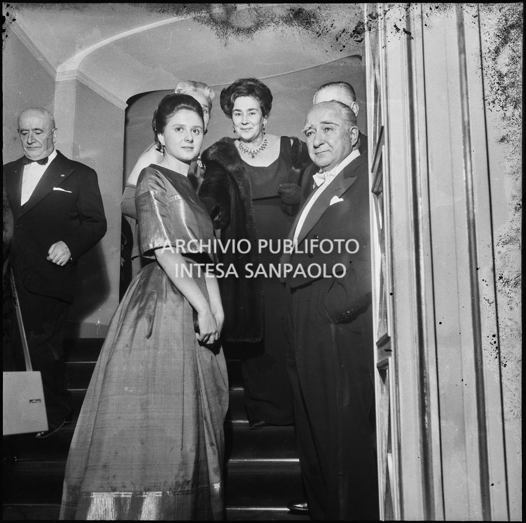 Wally Toscanini, Alice Galassi, detta Babina, figlia del pittore Enrico Galassi, ed altri spettatori al Teatro alla Scala in occasione della serata inaugurale della stagione lirica 1964-1965 con l'opera "Turandot" di Giacomo Puccini, diretta da Gianandrea Gavazzeni con la regia di Margherita Wallmann
