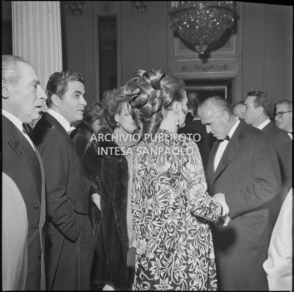 Acconciatura della signora Shapiro la sera dell'inaugurazione della stagione lirica 1966-1967 del Teatro alla Scala con l'opera "Nabucco" di Giuseppe Verdi, diretta da Gianandrea Gavazzeni con la regia di Franco Enriquez