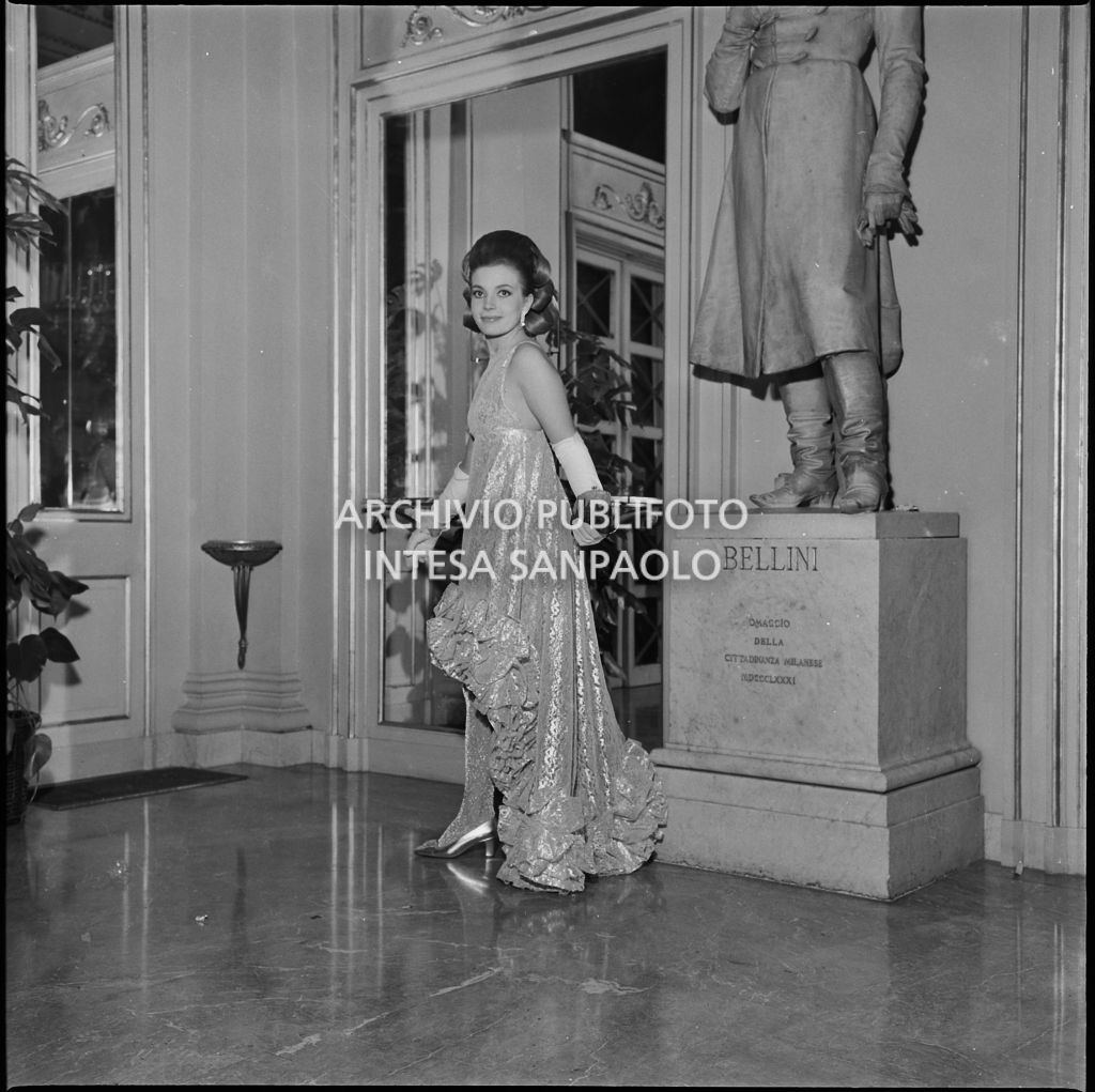 L'attrice Stefania Careddu al Teatro alla Scala in occasione della serata inaugurale della stagione lirica 1966-1967 con l'opera "Nabucco" di Giuseppe Verdi, diretta da Gianandrea Gavazzeni con la regia di Franco Enriquez