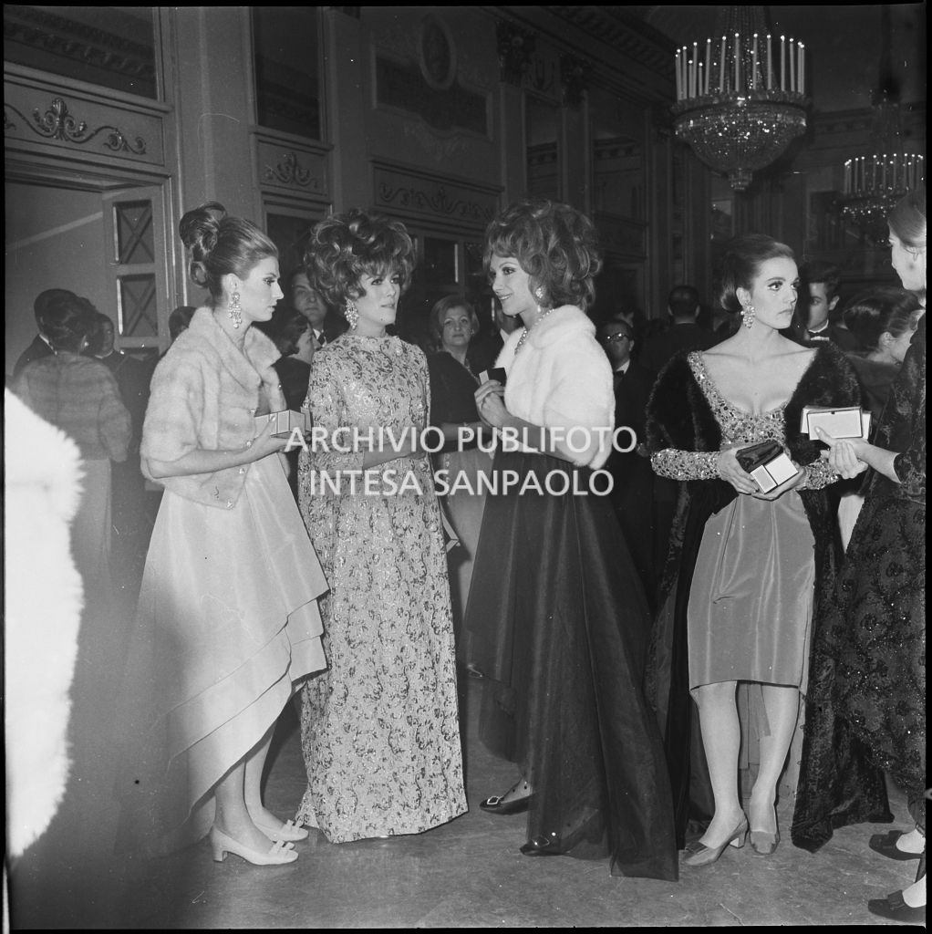 Alcune indossatrici nel foyer del Teatro alla Scala in occasione della serata inaugurale della stagione lirica 1966-1967 con l'opera "Nabucco" di Giuseppe Verdi, diretta da Gianandrea Gavazzeni con la regia di Franco Enriquez