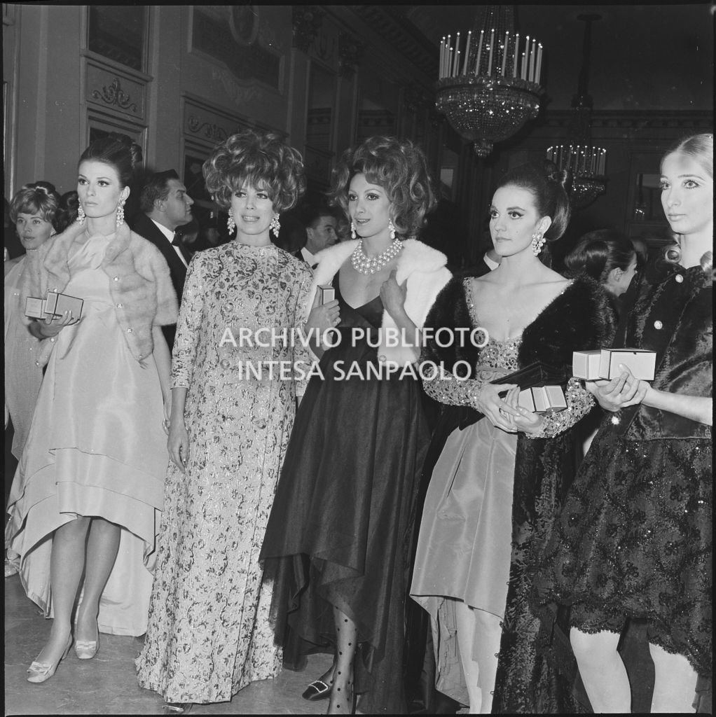Alcune indossatrici nel foyer del Teatro alla Scala in occasione della serata inaugurale della stagione lirica 1966-1967 con l'opera "Nabucco" di Giuseppe Verdi, diretta da Gianandrea Gavazzeni con la regia di Franco Enriquez