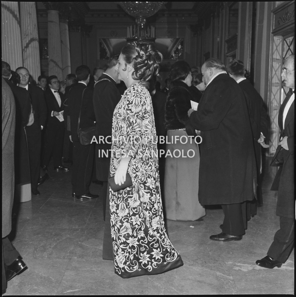 La signora Schapiro nel foyer del Teatro alla Scala in occasione della serata inaugurale della stagione lirica 1966-1967 con l'opera "Nabucco" di Giuseppe Verdi, diretta da Gianandrea Gavazzeni con la regia di Franco Enriquez