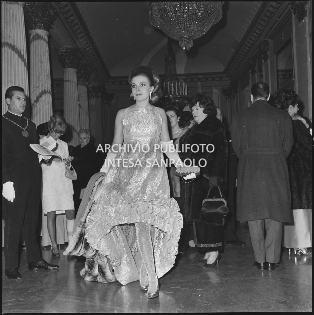 L'attrice Stefania Careddu nel foyer del Teatro alla Scala in occasione della serata inaugurale della stagione lirica 1966-1967 con l'opera "Nabucco" di Giuseppe Verdi, diretta da Gianandrea Gavazzeni con la regia di Franco Enriquez