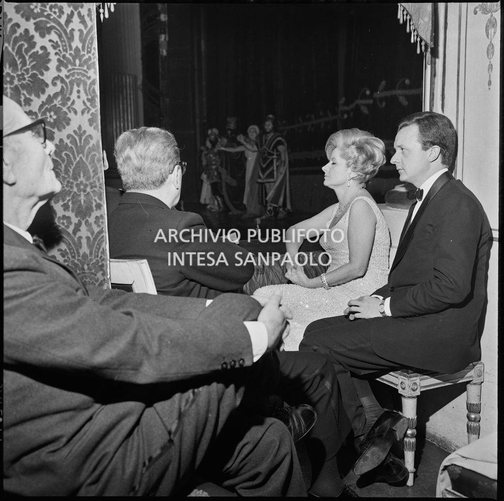 Enrica Invernizzi in un palco al Teatro alla Scala in occasione della serata inaugurale della stagione lirica 1966-1967 con l'opera "Nabucco" di Giuseppe Verdi, diretta da Gianandrea Gavazzeni con la regia di Franco Enriquez