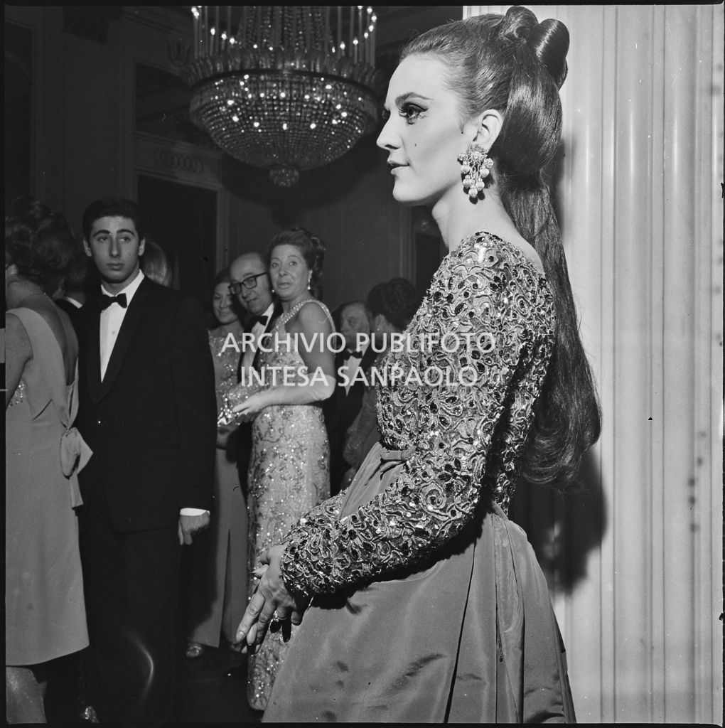 Un'indossatrice nel foyer del Teatro alla Scala in occasione della serata inaugurale della stagione lirica 1966-1967 con l'opera "Nabucco" di Giuseppe Verdi, diretta da Gianandrea Gavazzeni con la regia di Franco Enriquez