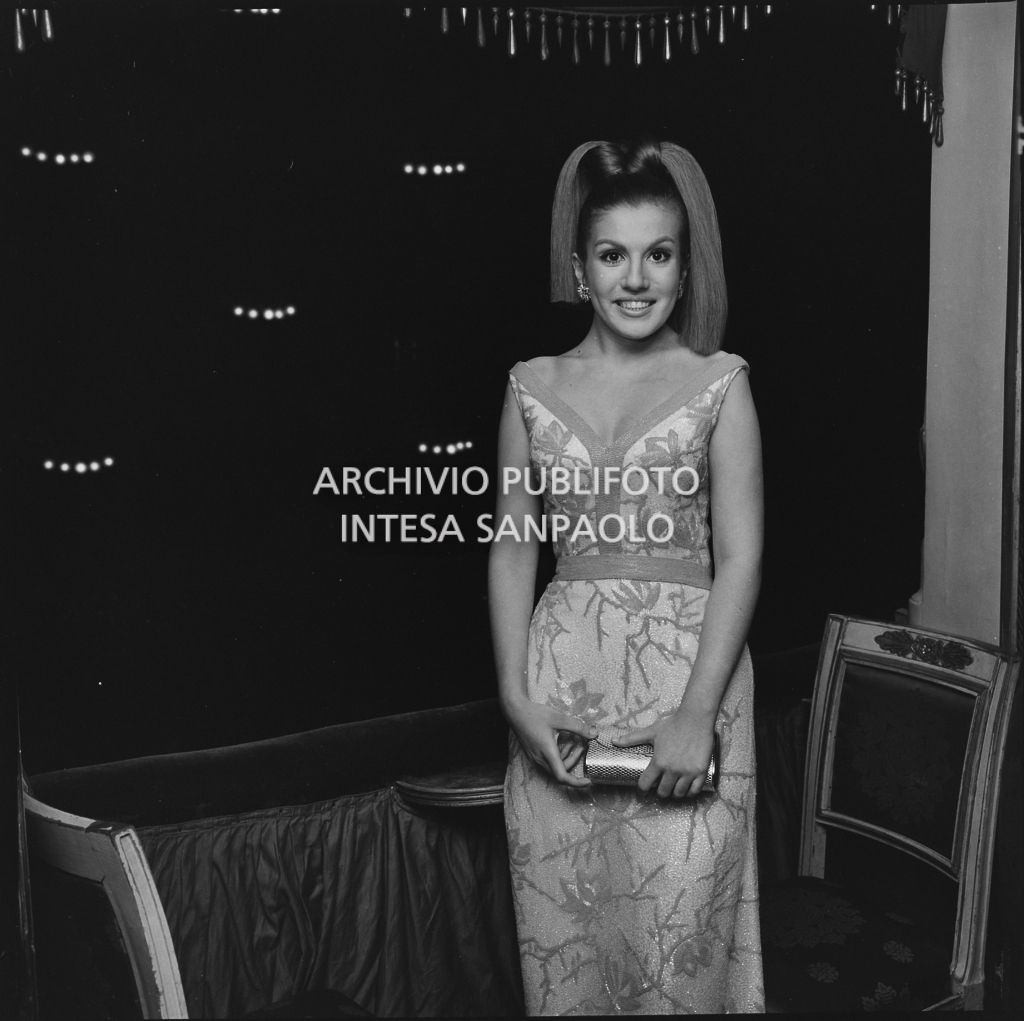 Una spettatrice in un palco del Teatro alla Scala in occasione della serata inaugurale della stagione lirica 1966-1967 con l'opera "Nabucco" di Giuseppe Verdi, diretta da Gianandrea Gavazzeni con la regia di Franco Enriquez