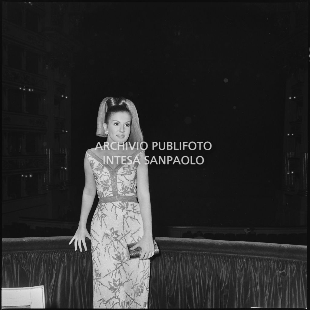 Una spettatrice nel palco reale del Teatro alla Scala in occasione della serata inaugurale della stagione lirica 1966-1967 con l'opera "Nabucco" di Giuseppe Verdi, diretta da Gianandrea Gavazzeni con la regia di Franco Enriquez