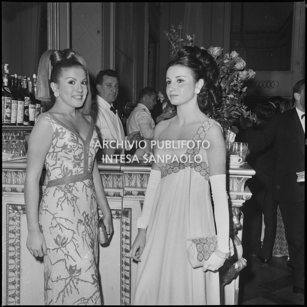 Due spettatrici al bar del Teatro alla Scala in occasione della serata inaugurale della stagione lirica 1966-1967 con l'opera "Nabucco" di Giuseppe Verdi, diretta da Gianandrea Gavazzeni con la regia di Franco Enriquez