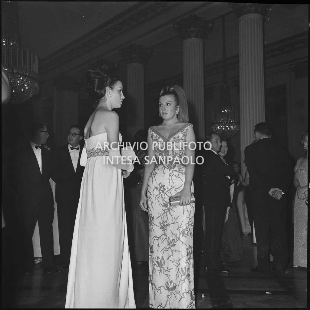 Due spettatrici nel foyer del Teatro alla Scala in occasione della serata inaugurale della stagione lirica 1966-1967 con l'opera "Nabucco" di Giuseppe Verdi, diretta da Gianandrea Gavazzeni con la regia di Franco Enriquez