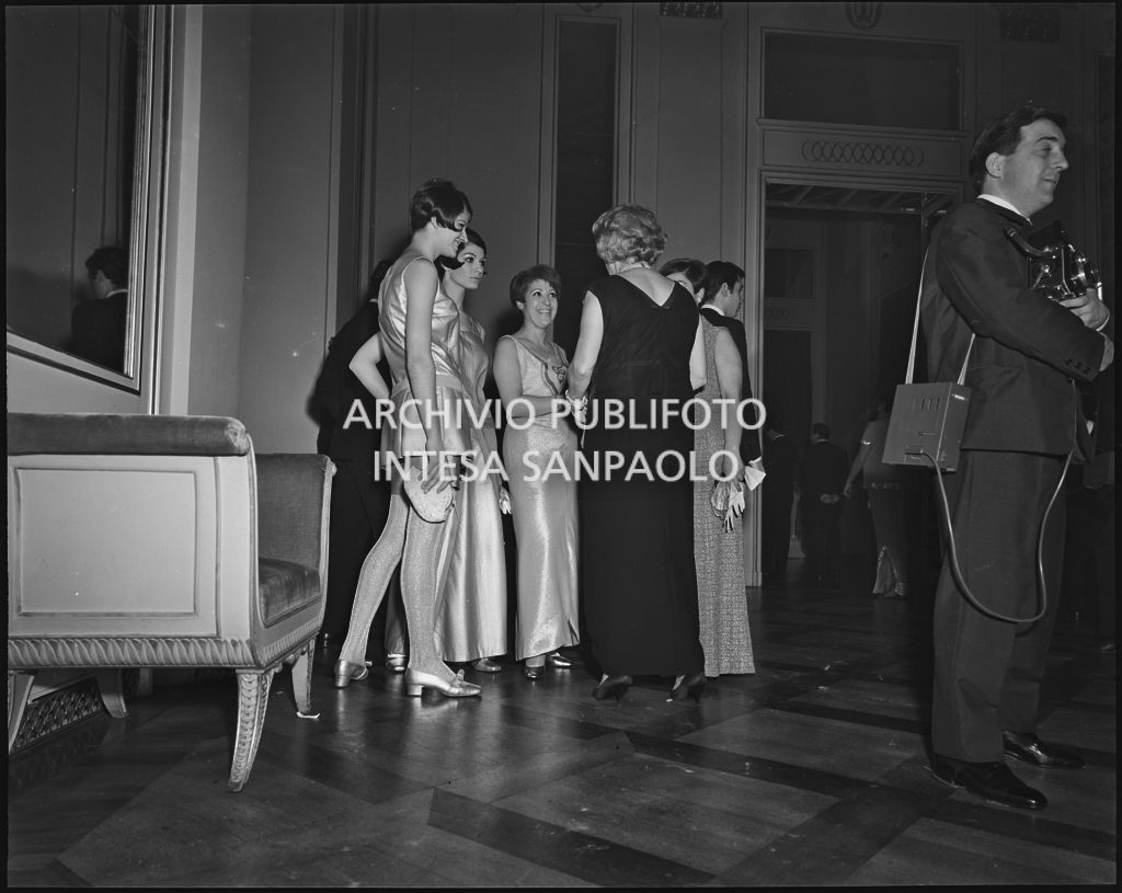 Rossana e Margherita Feraboli, in compagnia di altre spettatrici, al Teatro alla Scala in occasione della serata inaugurale della stagione lirica 1966-1967 con l'opera "Nabucco" di Giuseppe Verdi, diretta da Gianandrea Gavazzeni con la regia di Franco Enriquez