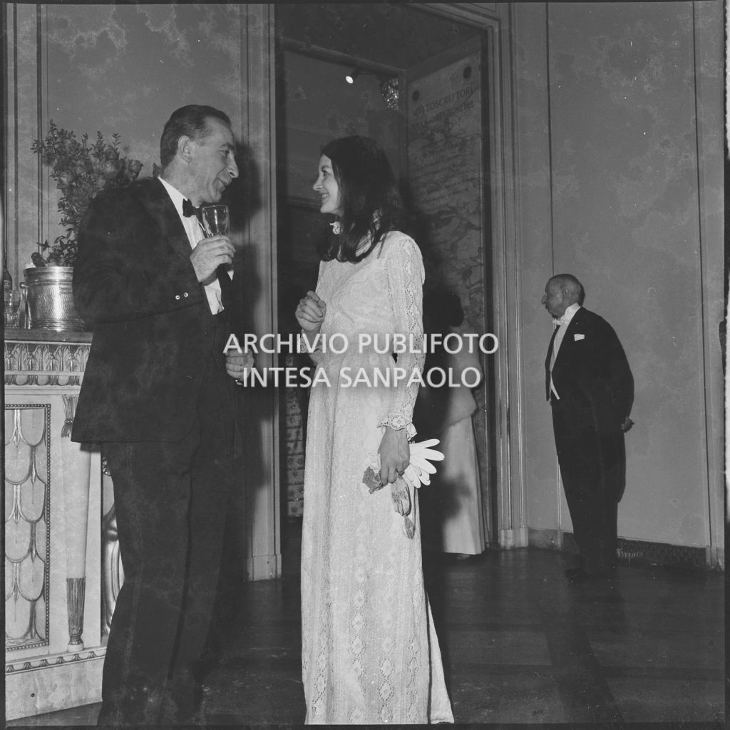 Carla Fracci e il marito Beppe Menegatti al bar del Teatro alla Scala in occasione della serata inaugurale della stagione lirica 1966-1967 con l'opera "Nabucco" di Giuseppe Verdi, diretta da Gianandrea Gavazzeni con la regia di Franco Enriquez