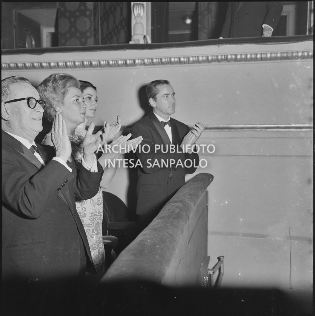 L'attore Milko Skofic e Ute Von Aichbichler nella platea del Teatro alla Scala in occasione della serata inaugurale della stagione lirica 1966-1967 con l'opera "Nabucco" di Giuseppe Verdi, diretta da Gianandrea Gavazzeni con la regia di Franco Enriquez