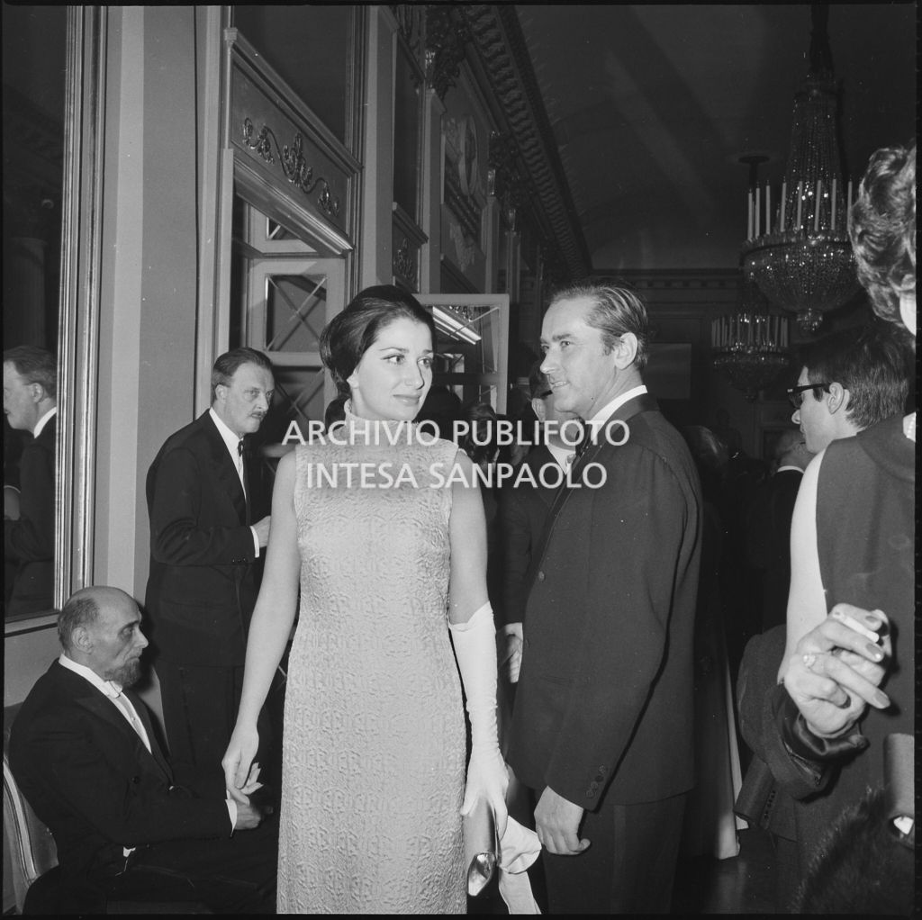L'attore Milko Skofic e Ute Von Aichbichler nel foyer del Teatro alla Scala in occasione della serata inaugurale della stagione lirica 1966-1967 con l'opera "Nabucco" di Giuseppe Verdi, diretta da Gianandrea Gavazzeni con la regia di Franco Enriquez