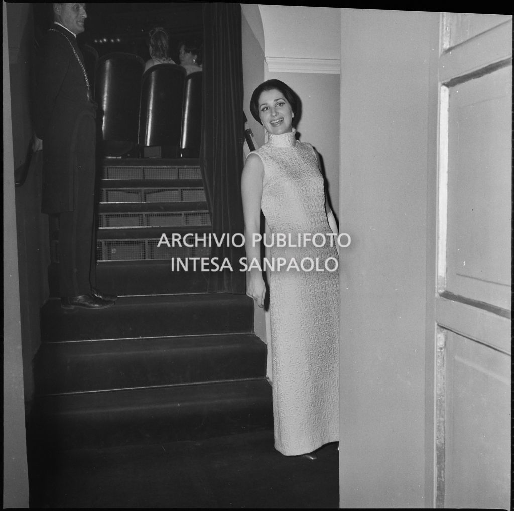 Ute Von Aichbichler al Teatro alla Scala in occasione della serata inaugurale della stagione lirica 1966-1967 con l'opera "Nabucco" di Giuseppe Verdi, diretta da Gianandrea Gavazzeni con la regia di Franco Enriquez