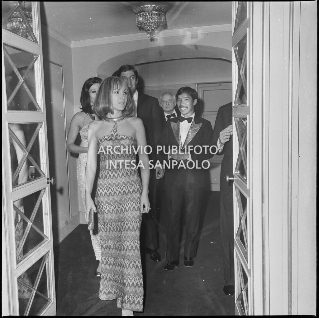 Alcuni spettatori al Teatro alla Scala in occasione della serata inaugurale della stagione lirica 1966-1967 con l'opera "Nabucco" di Giuseppe Verdi, diretta da Gianandrea Gavazzeni con la regia di Franco Enriquez