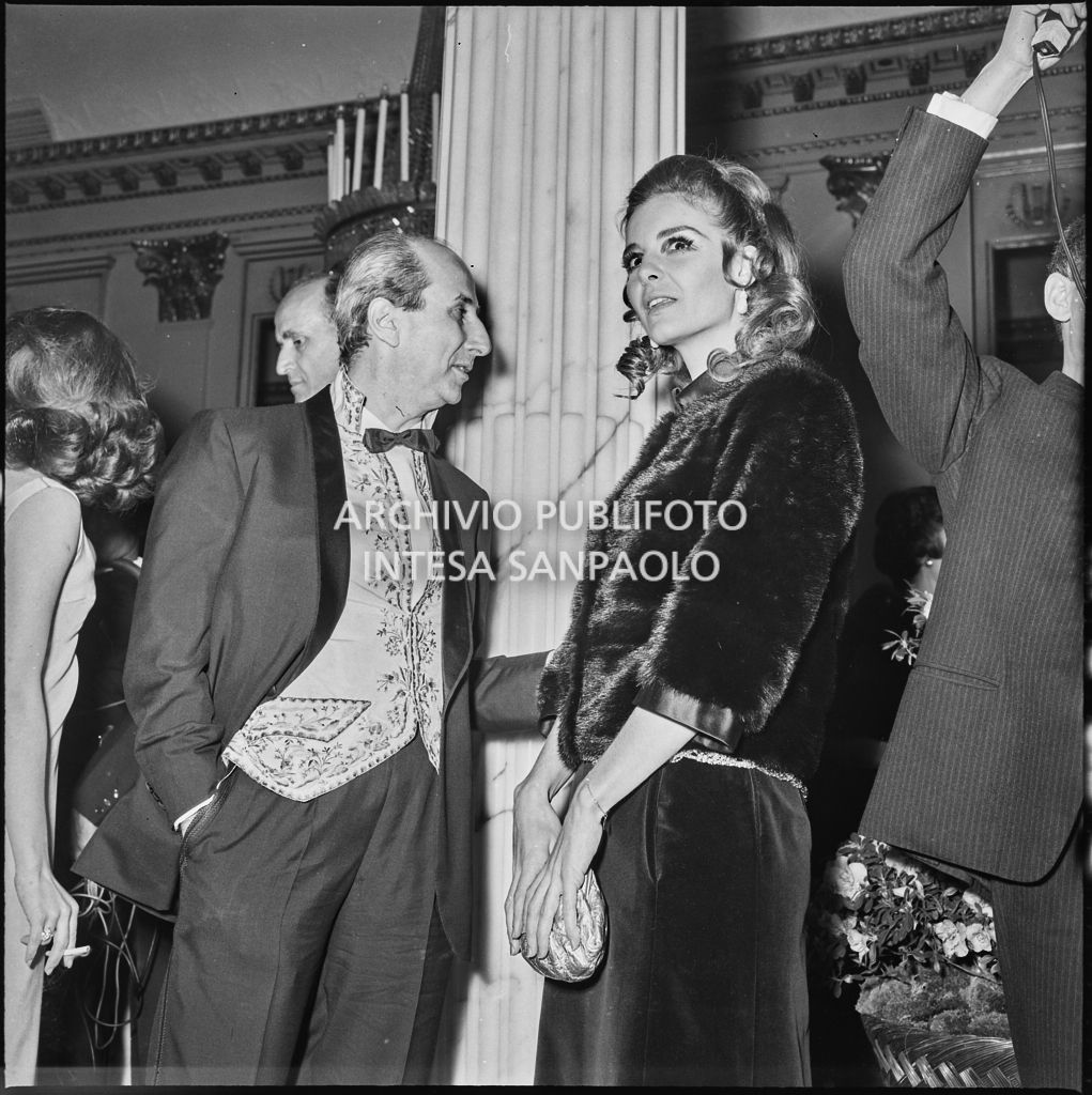 Sylvia Casablancas nel foyer del Teatro alla Scala in occasione della serata inaugurale della stagione lirica 1967-1968 con l'opera "Lucia di Lammermoor" di Gaetano Donizetti, diretta da Claudio Abbado con la regia di Giorgio de Lullo