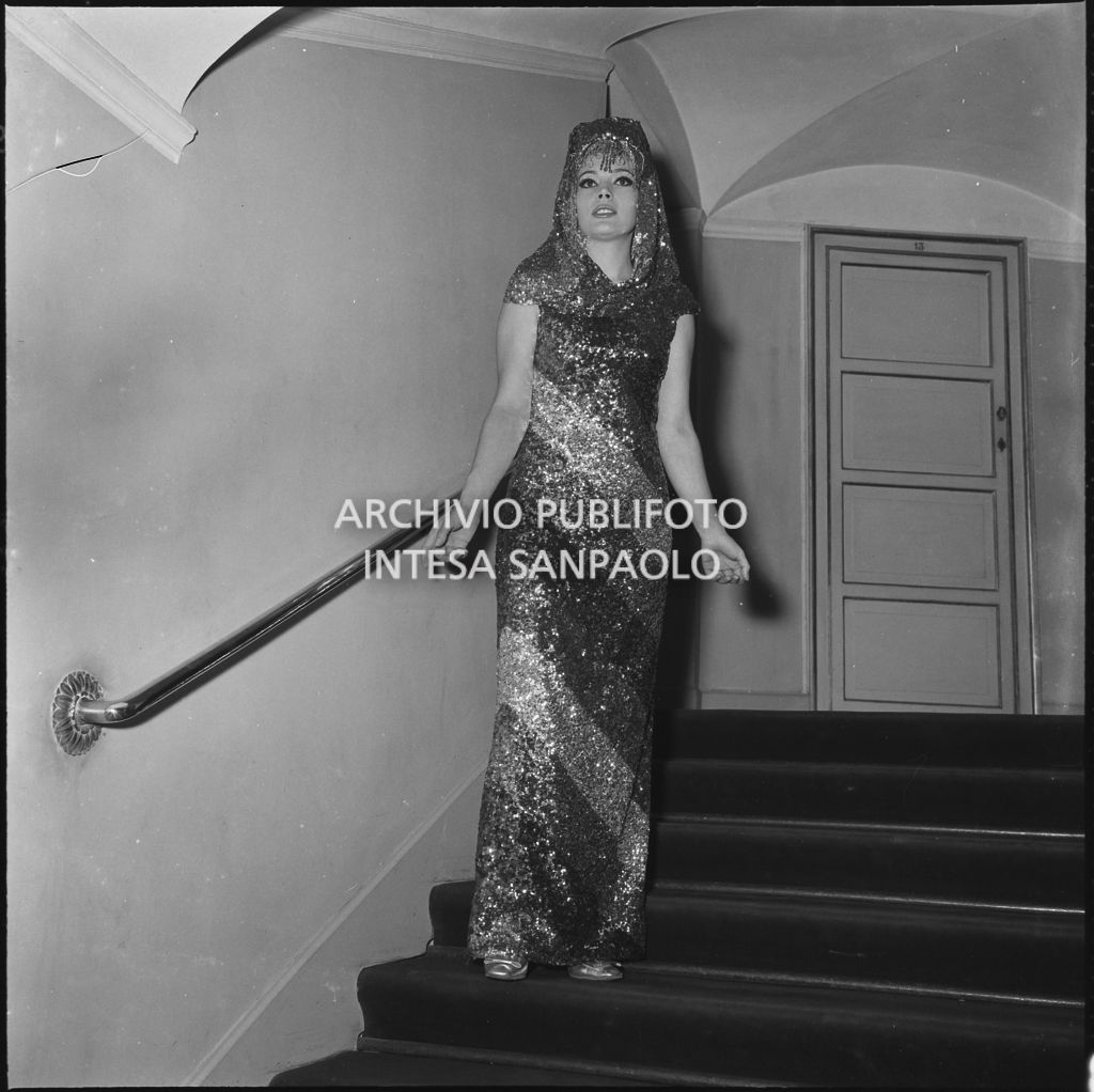 L'attrice Stefania Careddu al Teatro alla Scala in occasione della serata inaugurale della stagione lirica 1967-1968 con l'opera "Lucia di Lammermoor" di Gaetano Donizetti, diretta da Claudio Abbado con la regia di Giorgio de Lullo