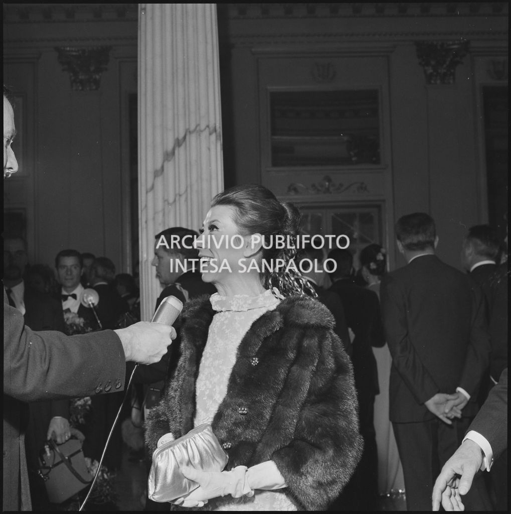 La ballerina Vera Colombo intervistata la sera dell'inaugurazione della stagione lirica 1967-1968 del Teatro alla Scala con l'opera "Lucia di Lammermoor" di Gaetano Donizetti, diretta da Claudio Abbado con la regia di Giorgio de Lullo