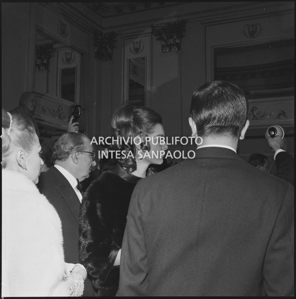 Sylvia Casablancas nel foyer del Teatro alla Scala in occasione della serata inaugurale della stagione lirica 1967-1968 con l'opera "Lucia di Lammermoor" di Gaetano Donizetti, diretta da Claudio Abbado con la regia di Giorgio de Lullo