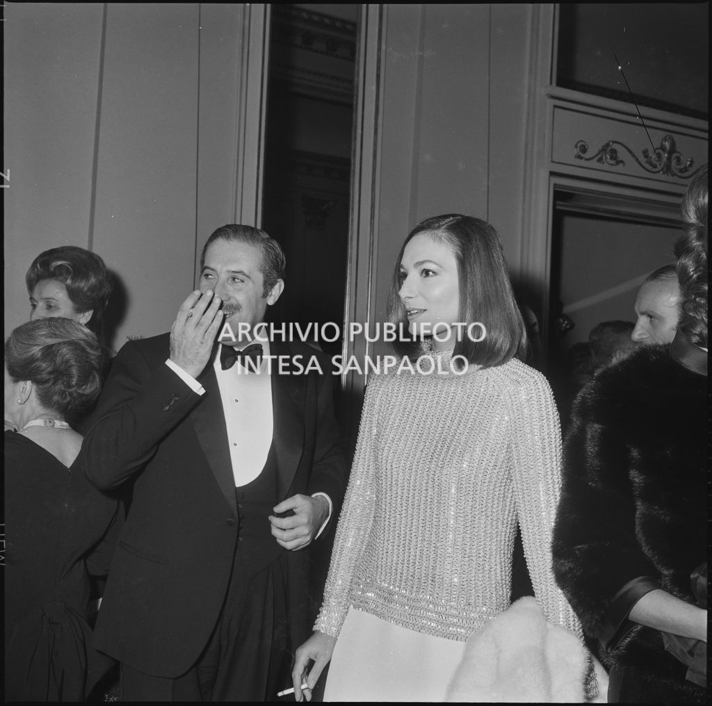 Gli attori Rossella Falk e Romolo Valli al Teatro alla Scala in occasione della serata inaugurale della stagione lirica 1967-1968 con l'opera "Lucia di Lammermoor" di Gaetano Donizetti, diretta da Claudio Abbado con la regia di Giorgio de Lullo