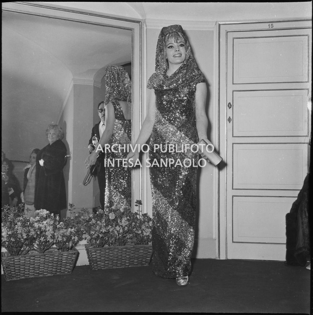 L'attrice Stefania Careddu al Teatro alla Scala in occasione della serata inaugurale della stagione lirica 1967-1968 con l'opera "Lucia di Lammermoor" di Gaetano Donizetti, diretta da Claudio Abbado con la regia di Giorgio de Lullo