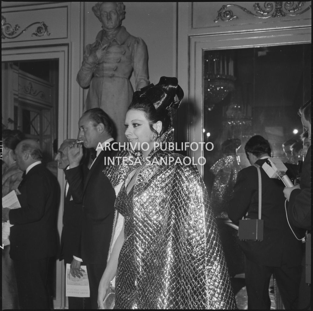 L'attrice Gianna Serra, con un abito realizzato in carta, al Teatro alla Scala in occasione della serata inaugurale della stagione lirica 1967-1968 con l'opera "Lucia di Lammermoor" di Gaetano Donizetti, diretta da Claudio Abbado con la regia di Giorgio de Lullo