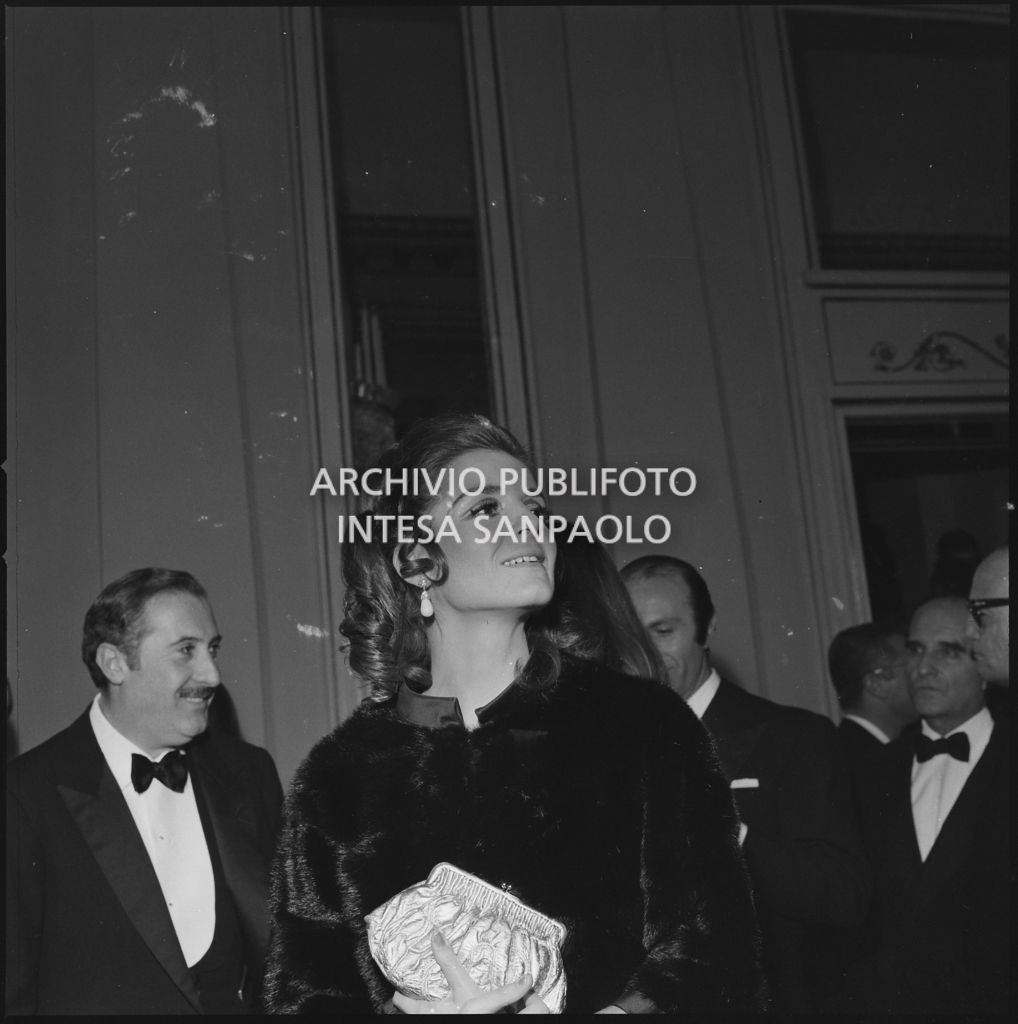 Sylvia Casablancas al Teatro alla Scala in occasione della serata inaugurale della stagione lirica 1967-1968 con l'opera "Lucia di Lammermoor" di Gaetano Donizetti, diretta da Claudio Abbado con la regia di Giorgio de Lullo