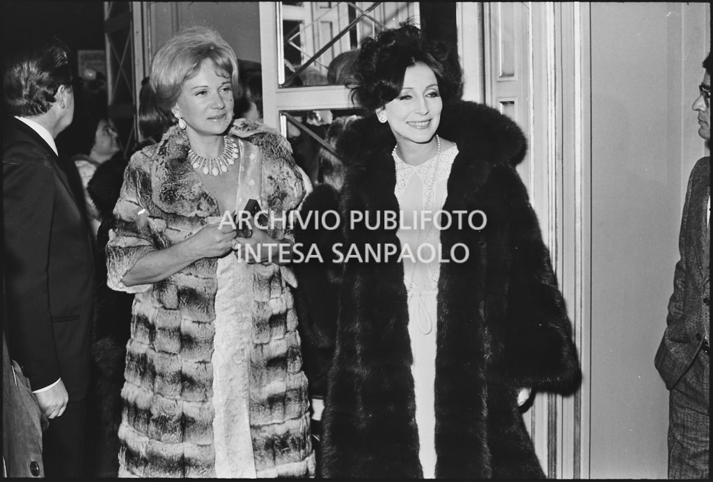 L'attrice Valentina Cortese al Teatro alla Scala in occasione della serata inaugurale della stagione lirica 1972-1973 con l'opera "Ballo in maschera" di Giuseppe Verdi, diretta da Gianandrea Gavazzeni con la regia di Franco Zeffirelli