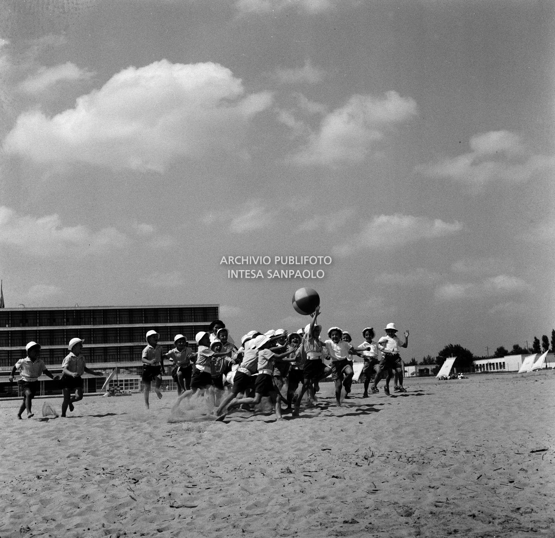 Giochi con la palla gonfiabile alla colonia marina Eni (Agip)