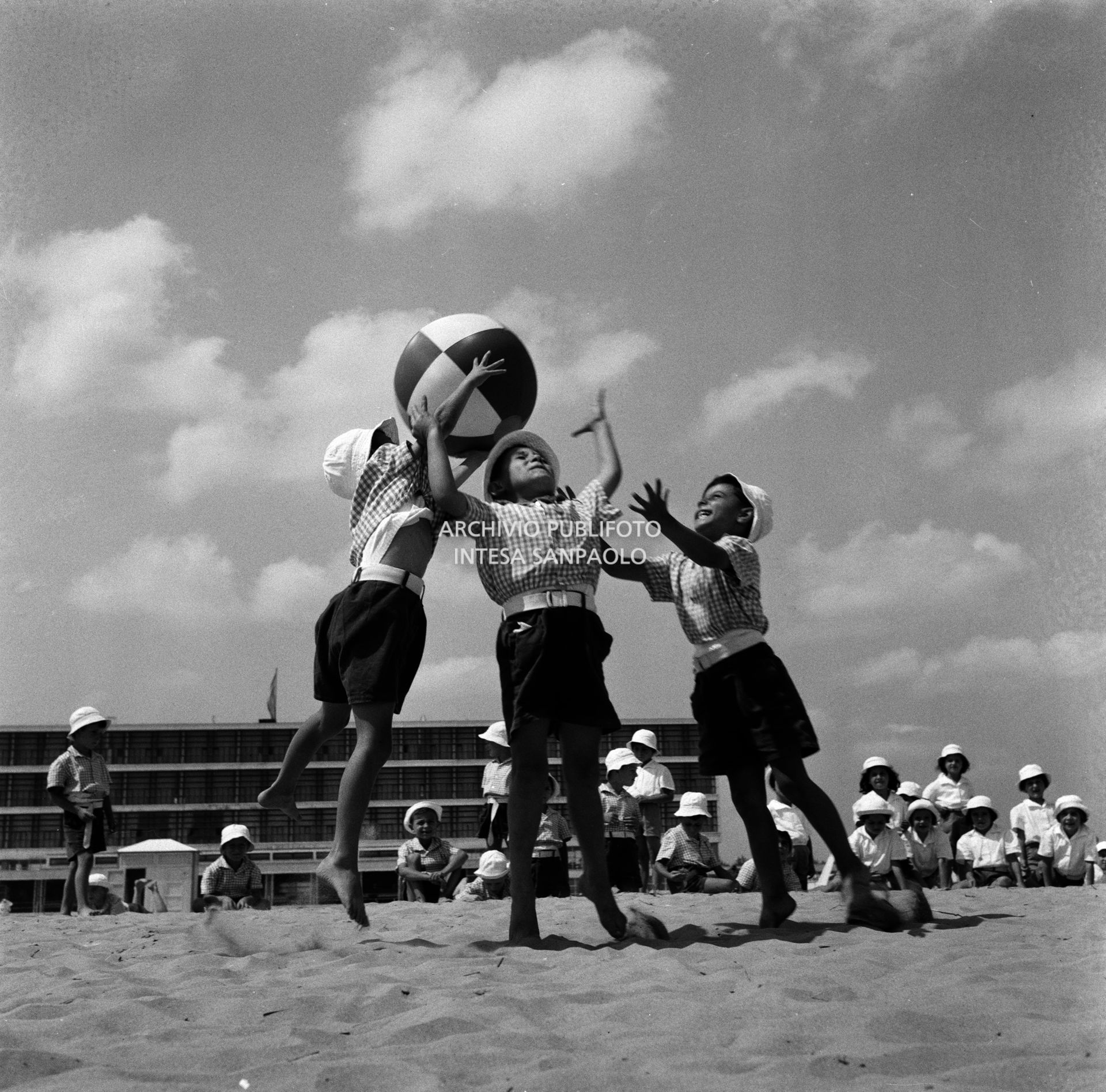 Giochi con la palla gonfiabile alla colonia marina Eni (Agip)