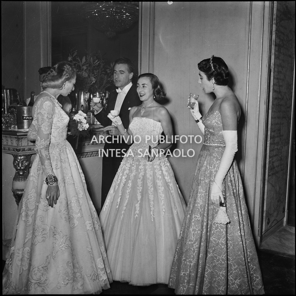 La signora Cutolo, moglie del professor Cutolo, in compagnia di alcuni spettatori, al bar del Teatro alla Scala in occasione della serata inaugurale della stagione lirica 1951-1952 con l'opera "I vespri siciliani" di Giuseppe Verdi, diretta da Victor de Sabata, con la regia di Herbert Graf
