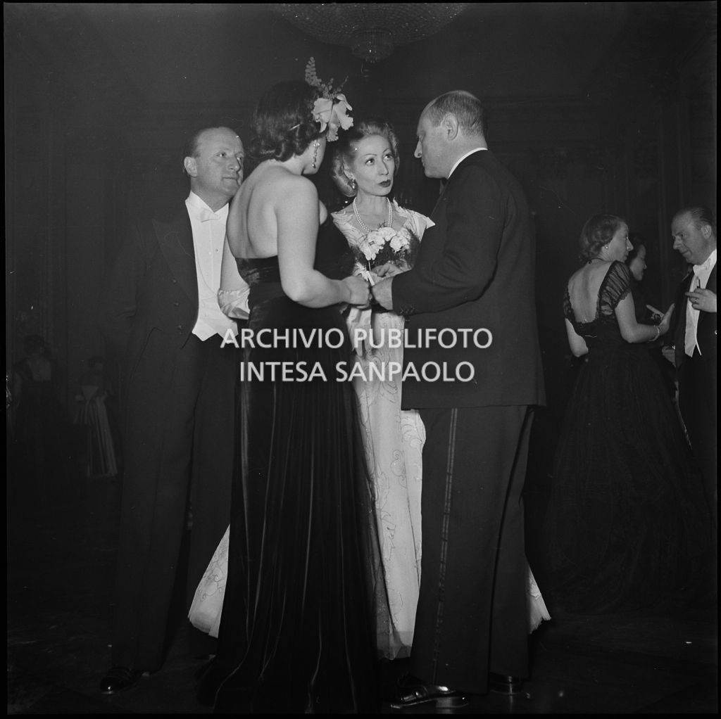 La signora Cutolo, moglie del professor Cutolo, conversa con alcuni spettatori al Teatro alla Scala in occasione della serata inaugurale della stagione lirica 1951-1952 con l'opera "I vespri siciliani" di Giuseppe Verdi, diretta da Victor de Sabata, con la regia di Herbert Graf