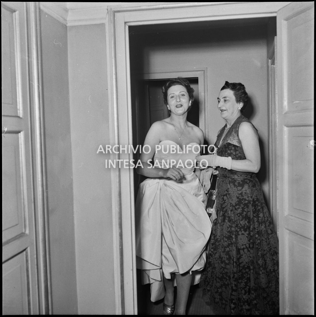 Due spettatrici al Teatro alla Scala in occasione della serata inaugurale della stagione lirica 1951-1952 con l'opera "I vespri siciliani" di Giuseppe Verdi, diretta da Victor de Sabata, con la regia di Herbert Graf