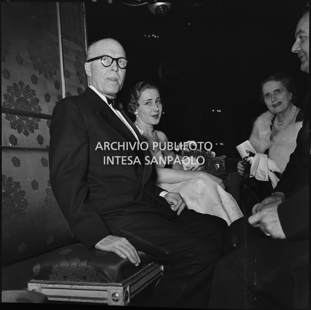 Il principe Pierre di Polignac e Emanuela di Castelbarco Toscanini in un palco del Teatro alla Scala in occasione della serata inaugurale della stagione lirica 1951-1952 con l'opera "I Vespri siciliani" di Giuseppe Verdi diretta da Victor de Sabata