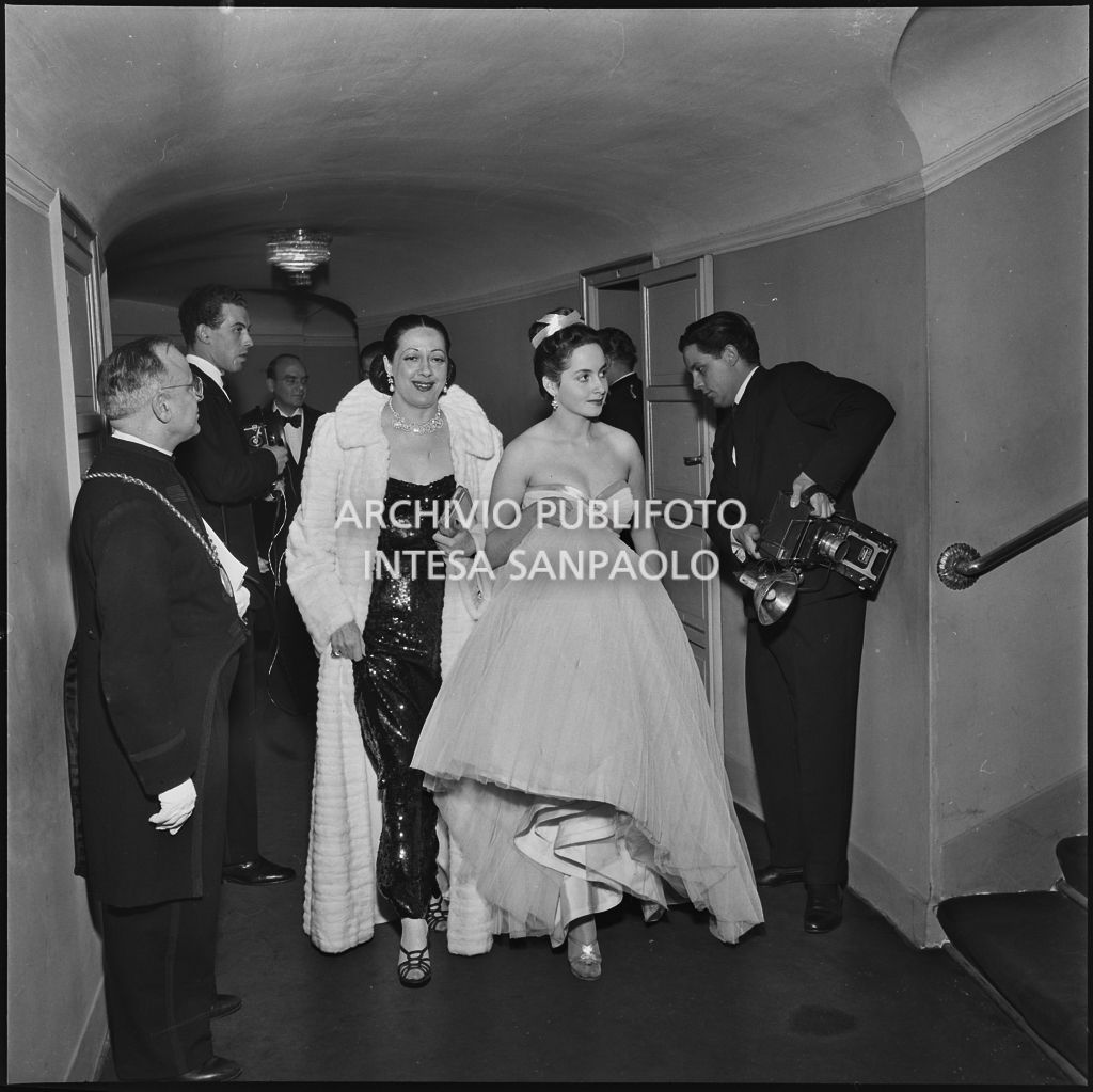 Rina e Francesca Zingone al Teatro alla Scala in occasione della serata inaugurale della stagione lirica 1951-1952 con l'opera "I vespri siciliani" di Giuseppe Verdi, diretta da Victor de Sabata, con la regia di Herbert Graf