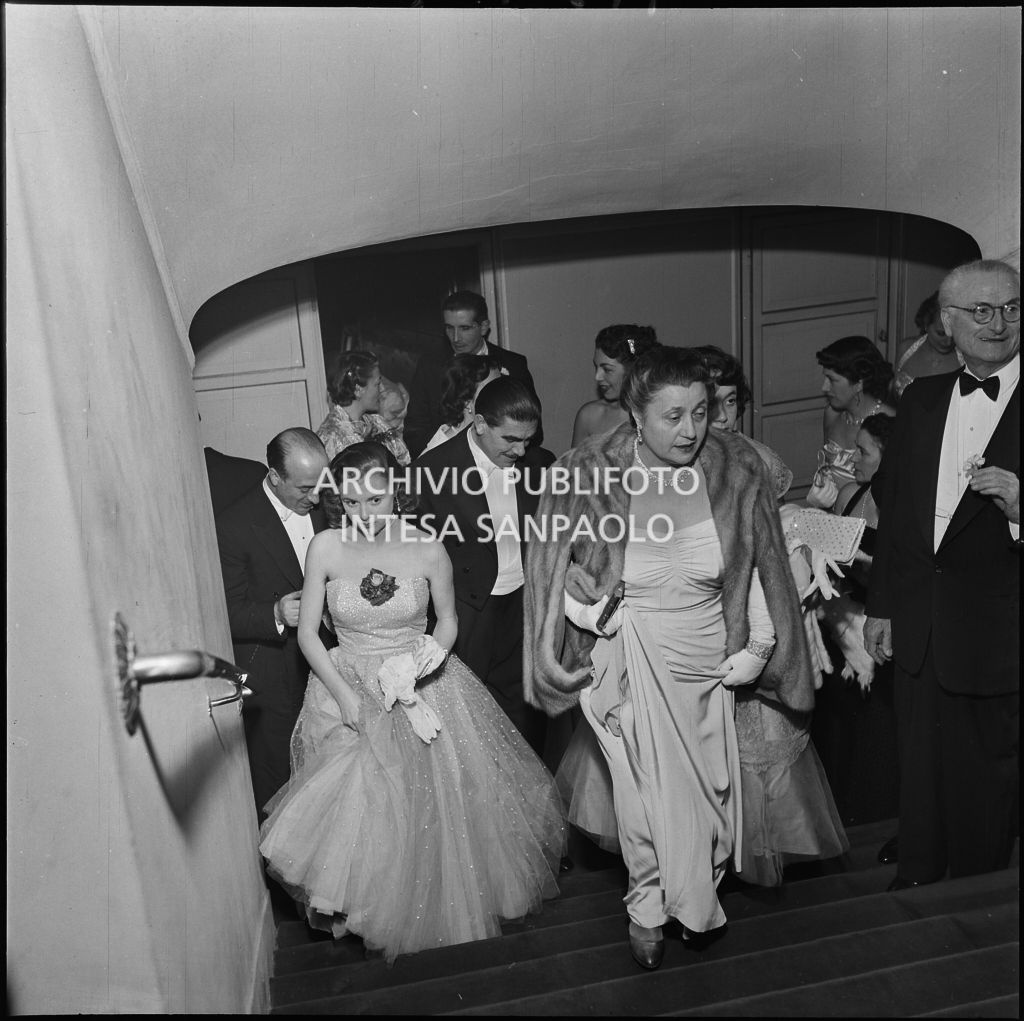Alcuni spettatori al Teatro alla Scala in occasione della serata inaugurale della stagione lirica 1951-1952 con l'opera "I vespri siciliani" di Giuseppe Verdi, diretta da Victor de Sabata, con la regia di Herbert Graf