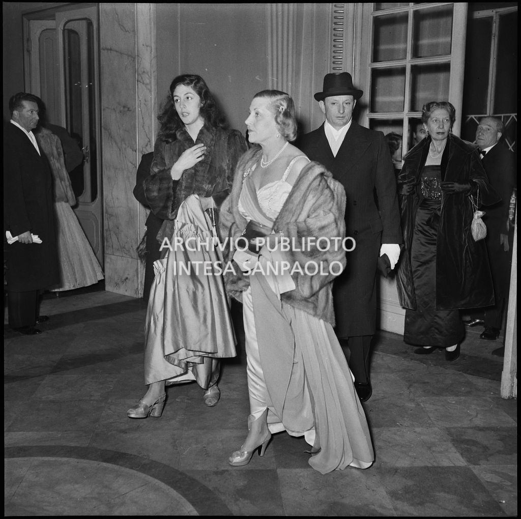 Alcuni spettatori al Teatro alla Scala in occasione della serata inaugurale della stagione lirica 1952-1953 con l'opera "Macbeth" di Giuseppe Verdi diretta da Victor de Sabata, con la regia di Carl Ebert