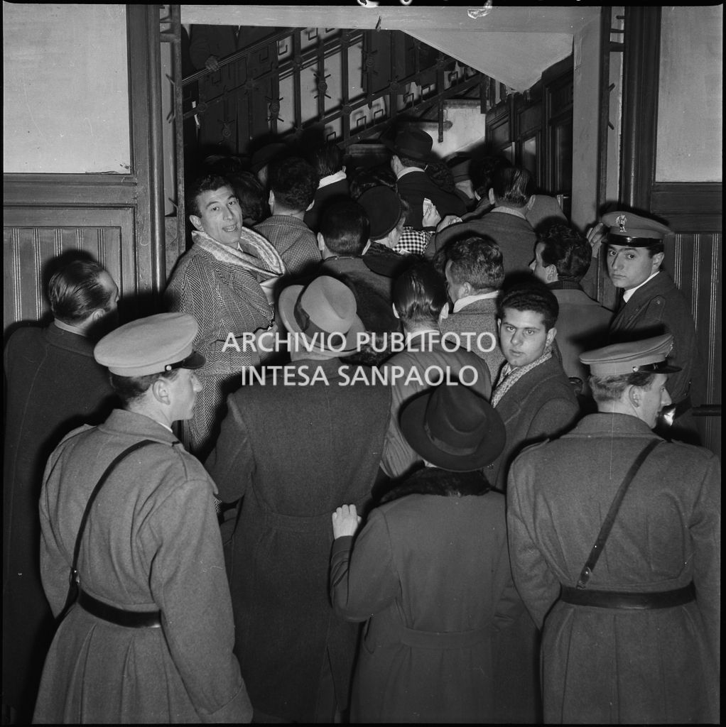 Folla alla biglietteria delle Gallerie la sera dell'inaugurazione della stagione lirica 1952-1953 del Teatro alla Scala con l'opera "Macbeth", di Giuseppe Verdi, diretta da Victor de Sabata, con la regia di Carl Ebert