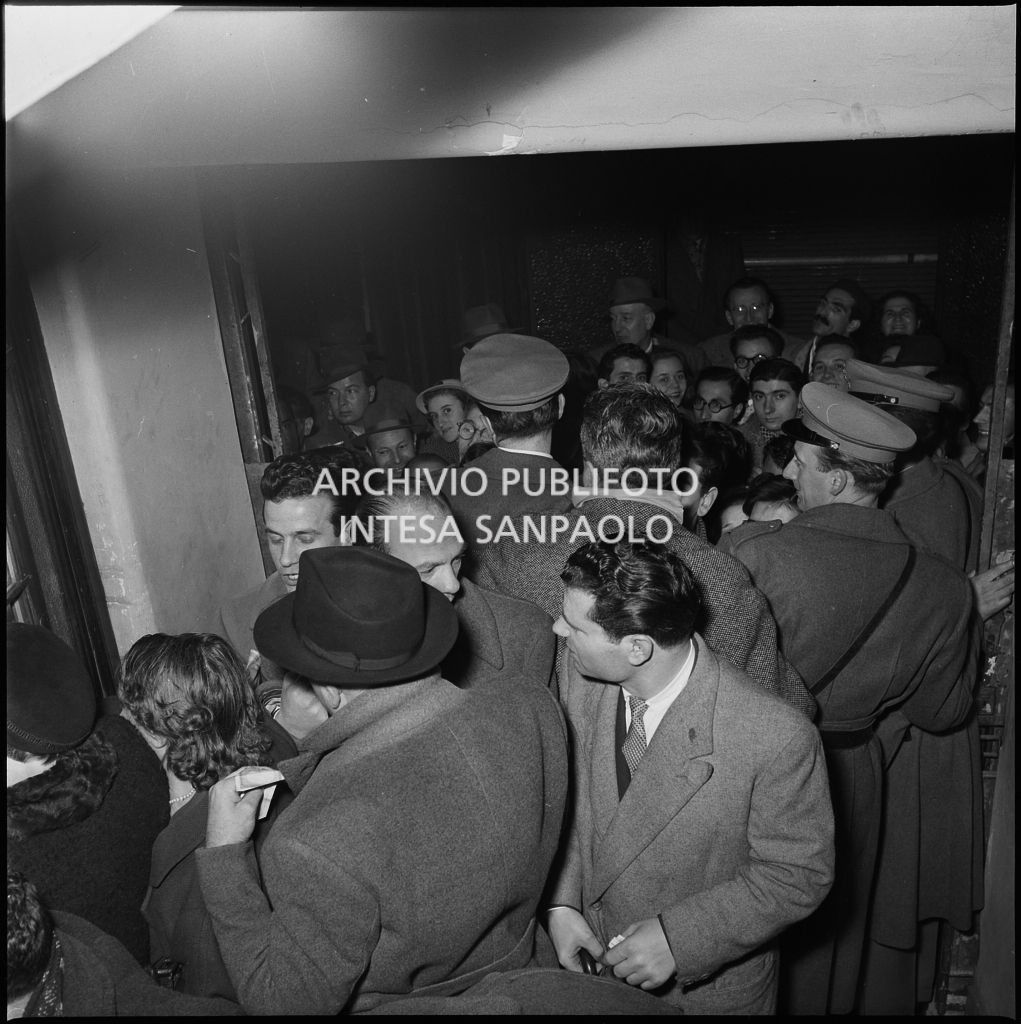 Folla alla biglietteria delle Gallerie la sera dell'inaugurazione della stagione lirica 1952-1953 del Teatro alla Scala con l'opera "Macbeth", di Giuseppe Verdi, diretta da Victor de Sabata, con la regia di Carl Ebert