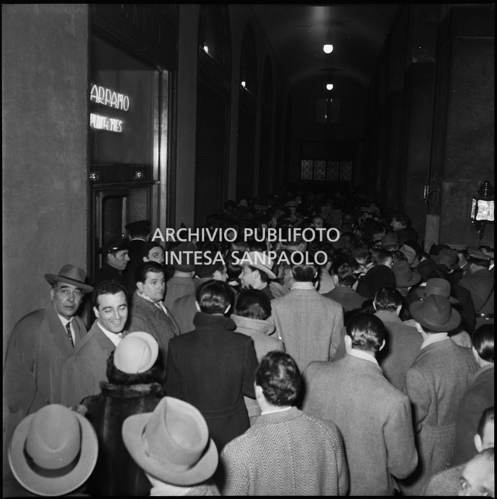 Folla all'esterno del Teatro alla Scala in occasione della serata inaugurale della stagione lirica 1952-1953 con l'opera "Macbeth" di Giuseppe Verdi diretta da Victor de Sabata, con la regia di Carl Ebert