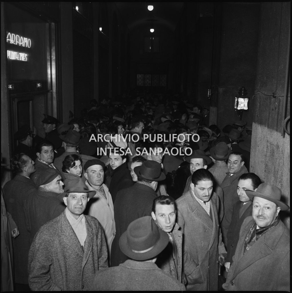 Folla all'esterno del Teatro alla Scala in occasione della serata inaugurale della stagione lirica 1952-1953 con l'opera "Macbeth" di Giuseppe Verdi diretta da Victor de Sabata, con la regia di Carl Ebert