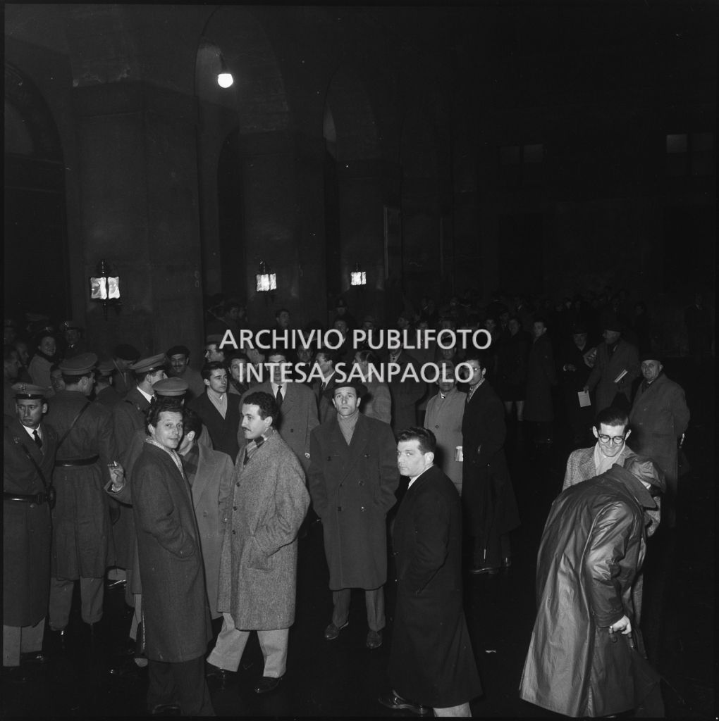 Folla all'esterno del Teatro alla Scala in occasione della serata inaugurale della stagione lirica 1952-1953 con l'opera "Macbeth" di Giuseppe Verdi diretta da Victor de Sabata, con la regia di Carl Ebert